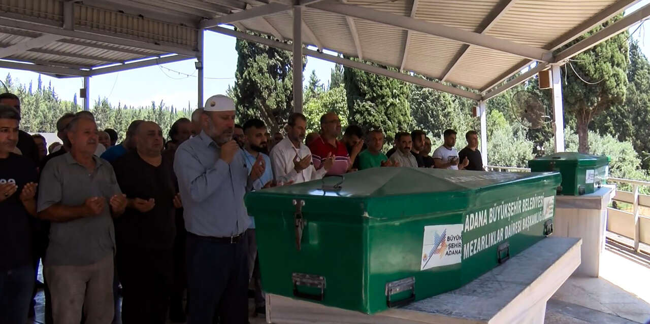 Emekli polis ve oğlu öldürülmüştü! Cenazede yürek yakan görüntü 7